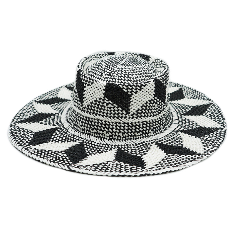 Black and white woven wide brimmed pearl chain straw hat for women's summer Japanese Korean vintage sun shading and sun protection holiday hat