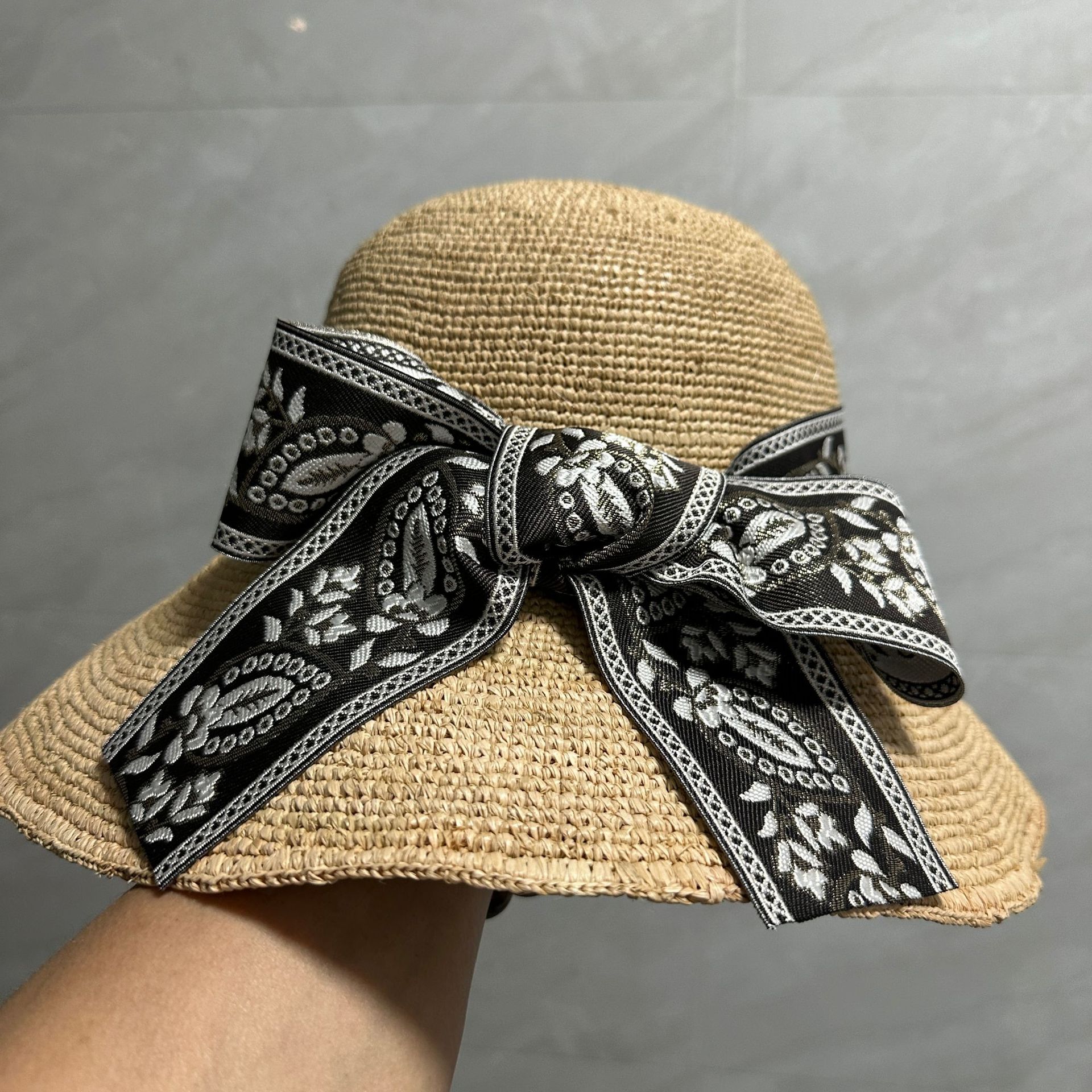 Hepburn style straw hat women's 2024 new elegant bow beach sun protection hat hand hook Lafite grass basin hat